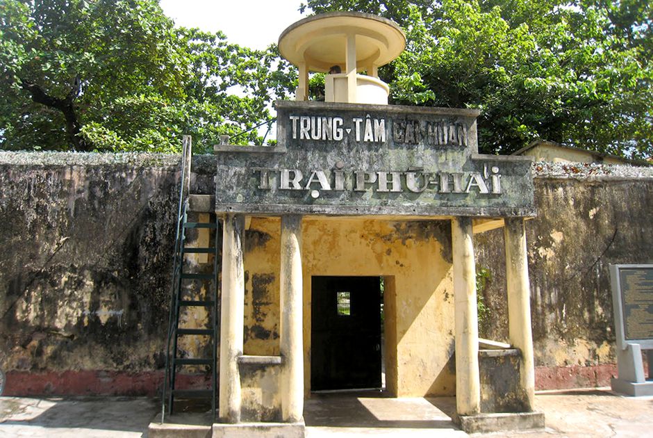 nhà tù phú hài